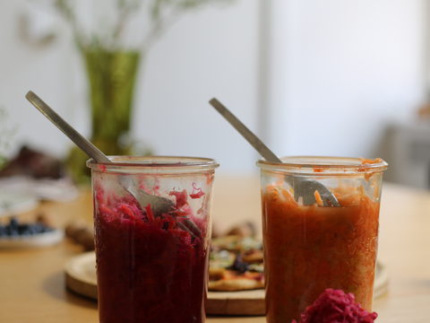 Fermenterede grøntsager og friske juicer i glas